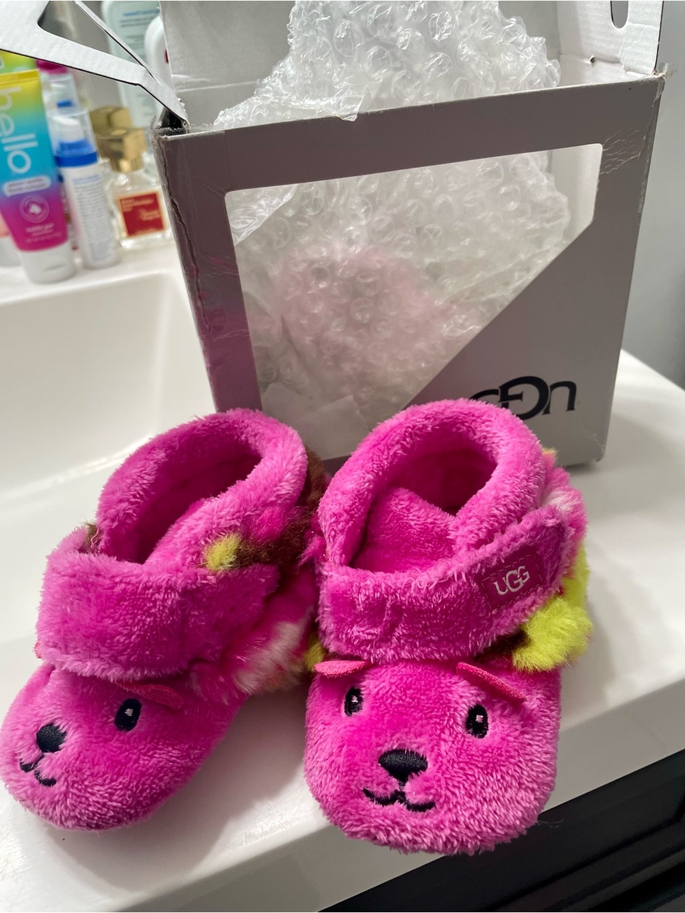 Toddler Ugg boots bixbee bear crib pink booties toddler size 04/05 medium